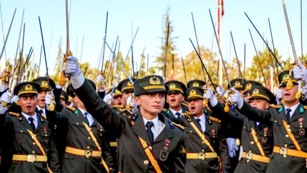 yemin töreninde fotoğrafı çekilen ihraç edilen teğmenler
