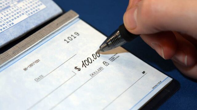 karşılıksız çek imzalayan bir kişi