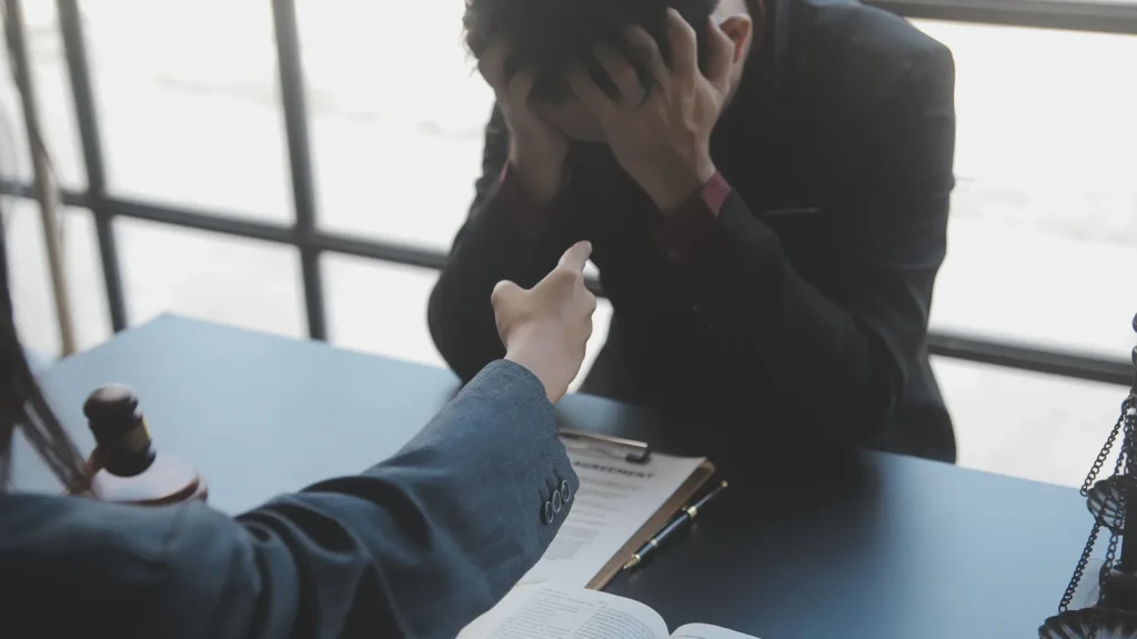 mobbing uğradığı için ağlayan işçi